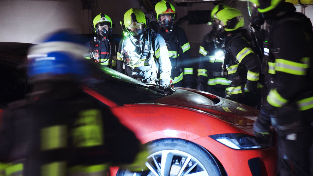 Obrazem: Hasiči v podzemní garáži hodiny likvidovali požár elektromobilu